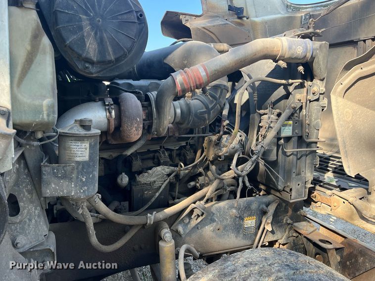 image for item DM1999 2000 Mack CH613  semi truck