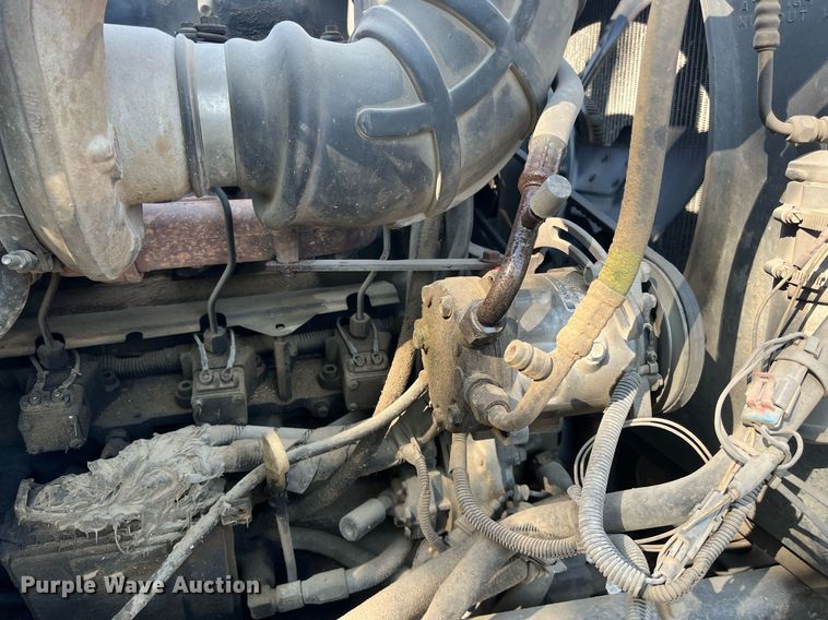 image for item DM1999 2000 Mack CH613  semi truck