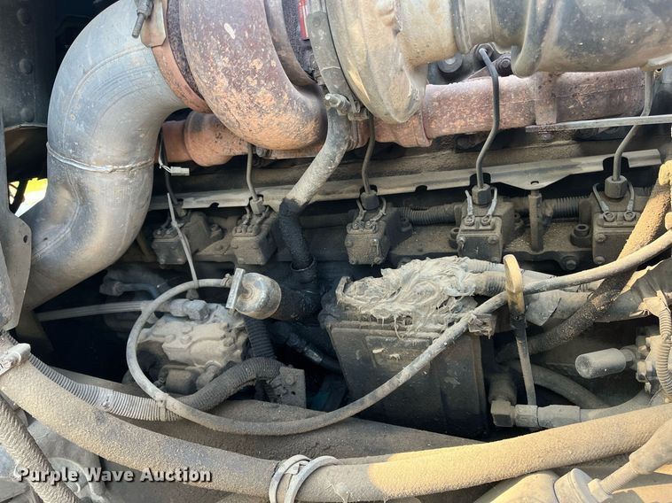 image for item DM1999 2000 Mack CH613  semi truck