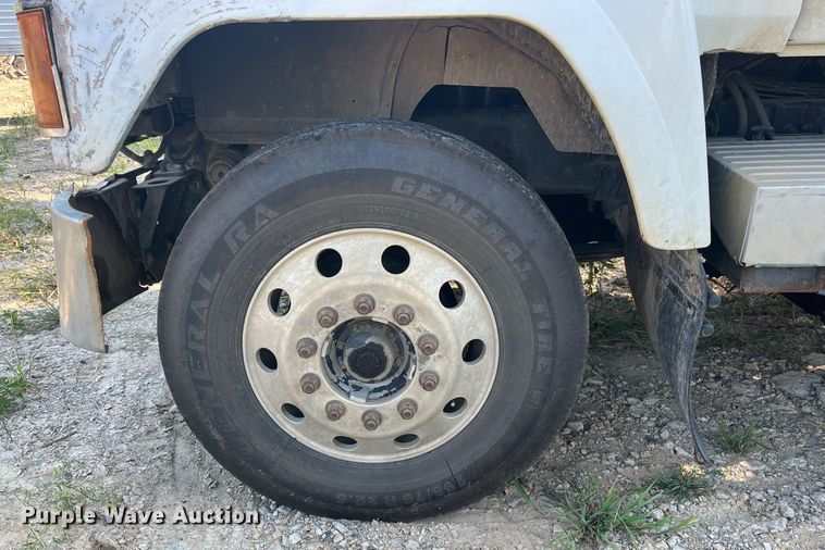 image for item DM1999 2000 Mack CH613  semi truck