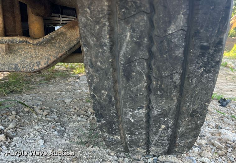 image for item DM1999 2000 Mack CH613  semi truck