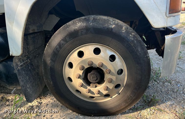 image for item DM1999 2000 Mack CH613  semi truck