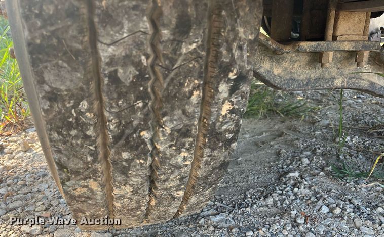 image for item DM1999 2000 Mack CH613  semi truck