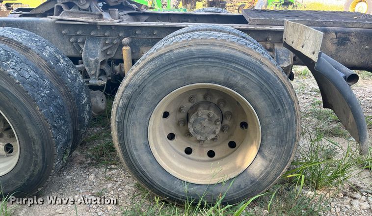 image for item DM1999 2000 Mack CH613  semi truck