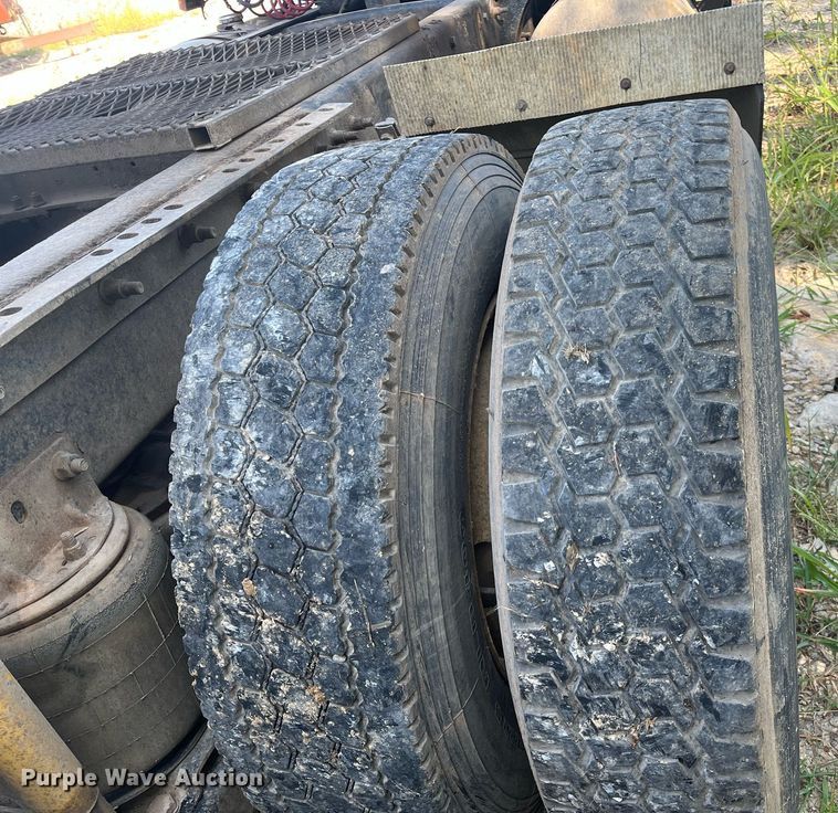 image for item DM1999 2000 Mack CH613  semi truck