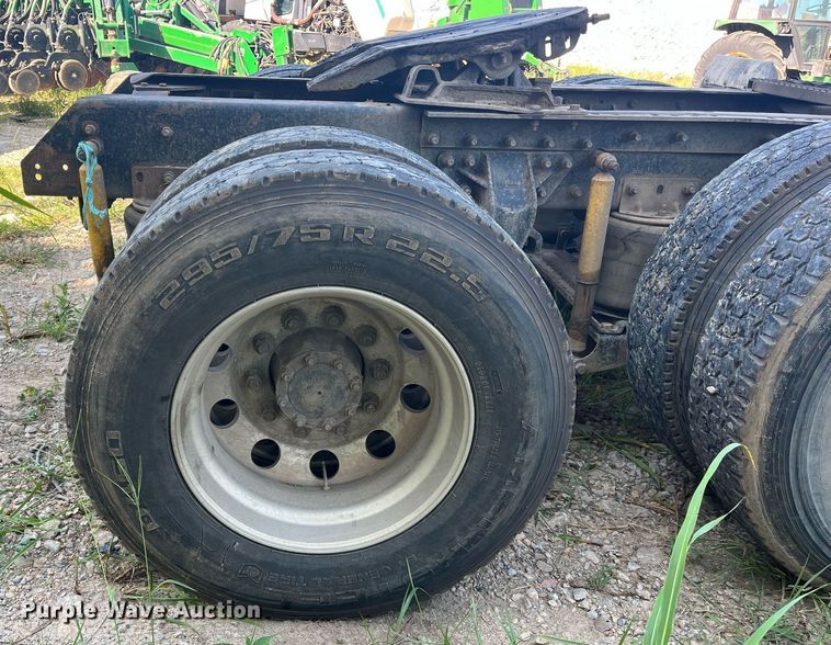 image for item DM1999 2000 Mack CH613  semi truck