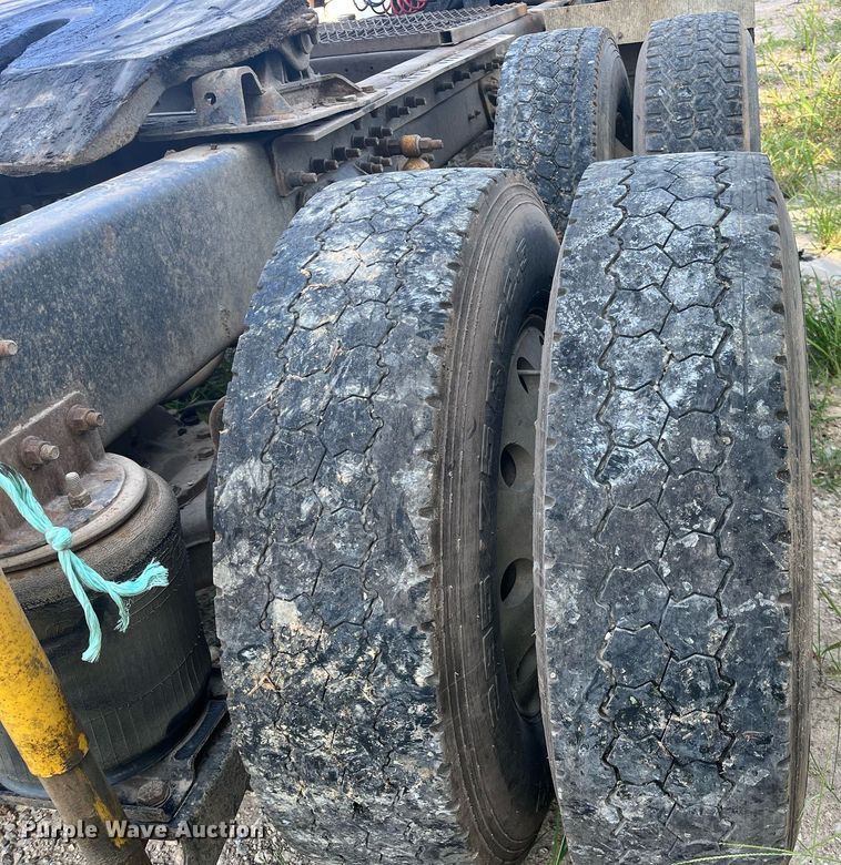 image for item DM1999 2000 Mack CH613  semi truck