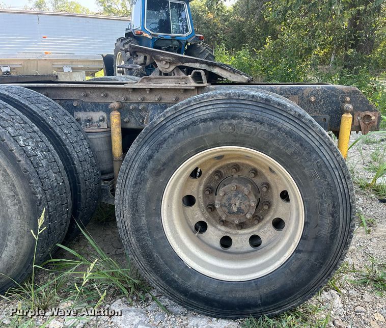 image for item DM1999 2000 Mack CH613  semi truck