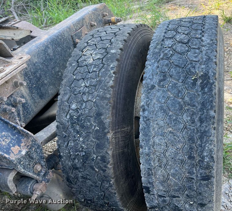 image for item DM1999 2000 Mack CH613  semi truck