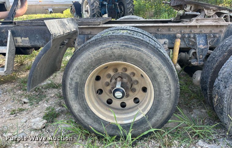 image for item DM1999 2000 Mack CH613  semi truck