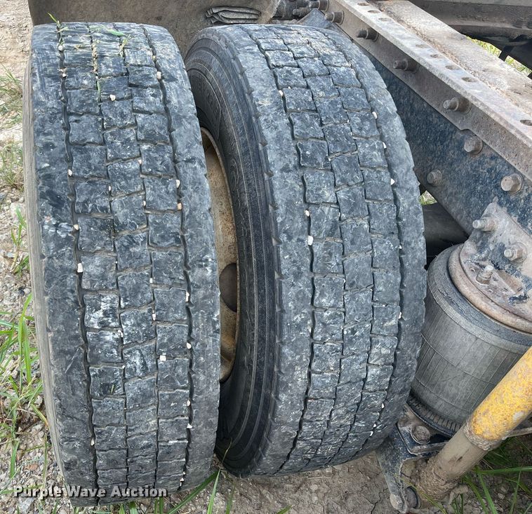 image for item DM1999 2000 Mack CH613  semi truck