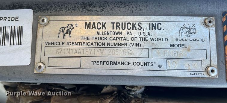 image for item DM1999 2000 Mack CH613  semi truck