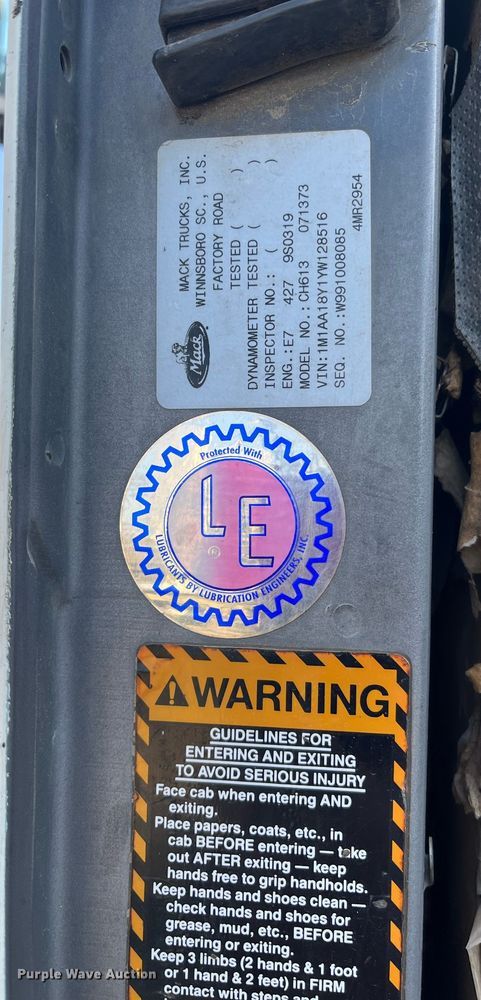 image for item DM1999 2000 Mack CH613  semi truck