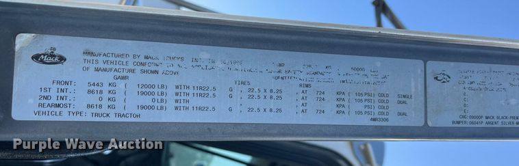 image for item DM1999 2000 Mack CH613  semi truck