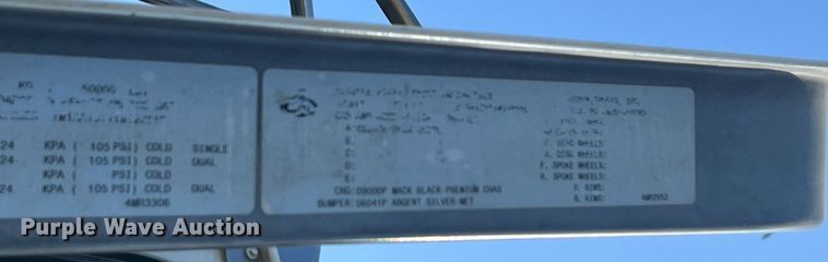 image for item DM1999 2000 Mack CH613  semi truck