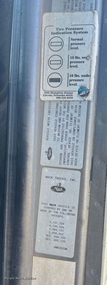 image for item DM1999 2000 Mack CH613  semi truck