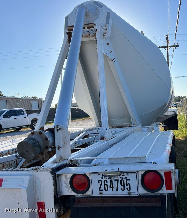 image for item DN7671 1976 Freuhauf  pneumatic dry bulk trailer