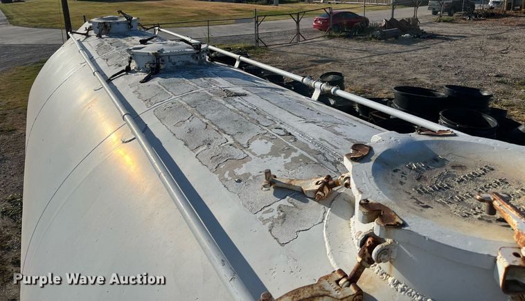 image for item DN7671 1976 Freuhauf  pneumatic dry bulk trailer