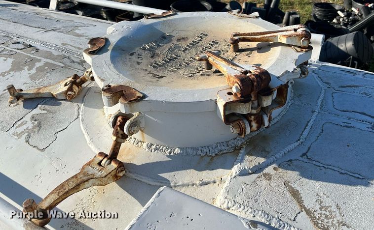 image for item DN7671 1976 Freuhauf  pneumatic dry bulk trailer