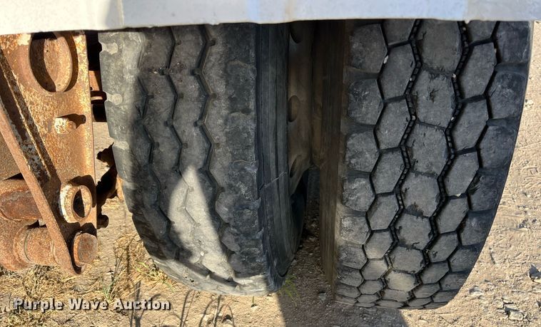 image for item DN7671 1976 Freuhauf  pneumatic dry bulk trailer