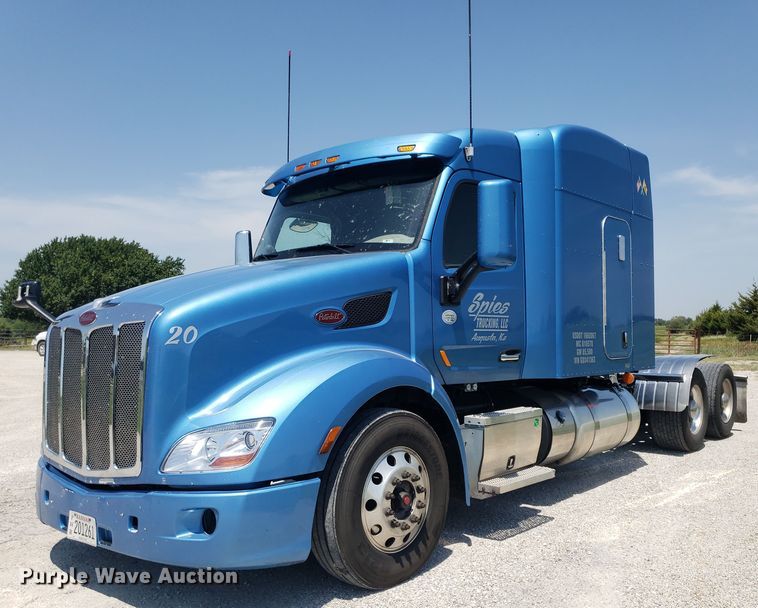 image for item DO2971 2016 Peterbilt 579  semi truck