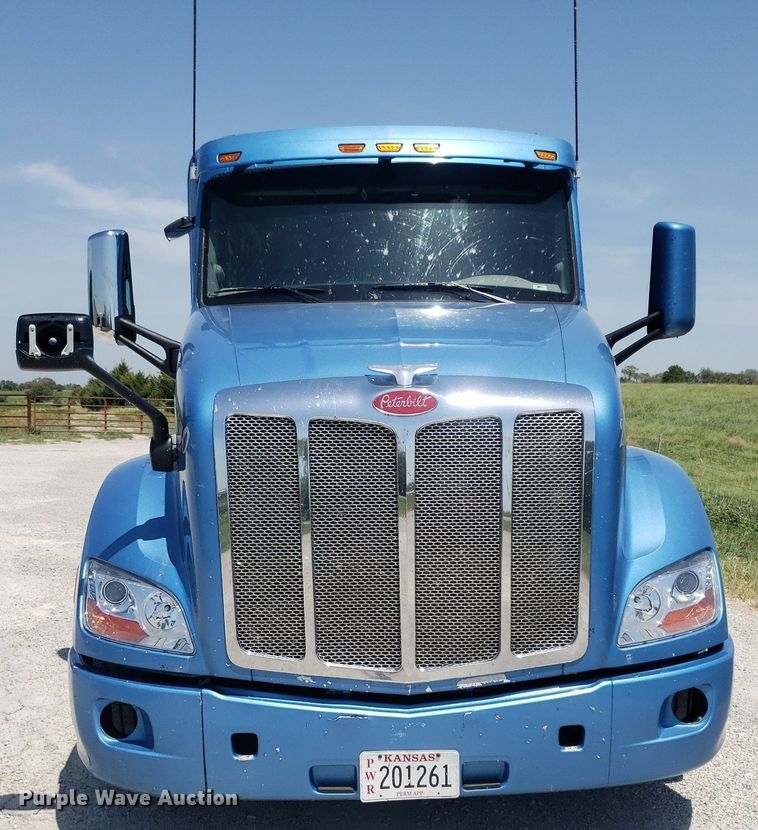 image for item DO2971 2016 Peterbilt 579  semi truck