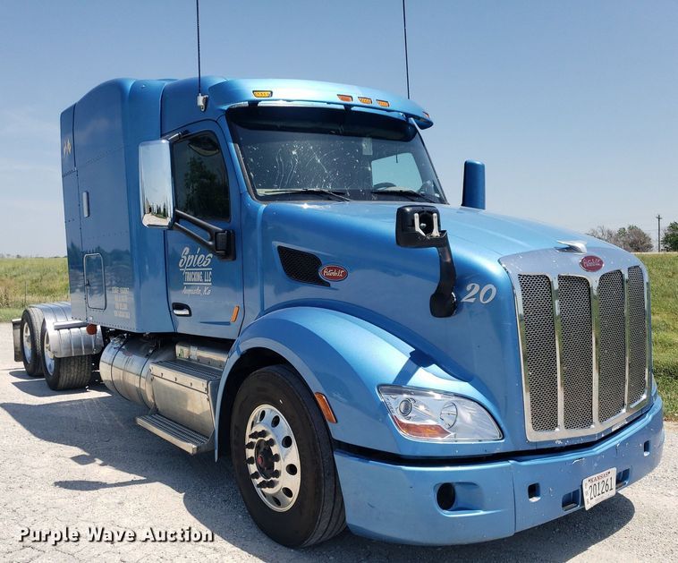 image for item DO2971 2016 Peterbilt 579  semi truck