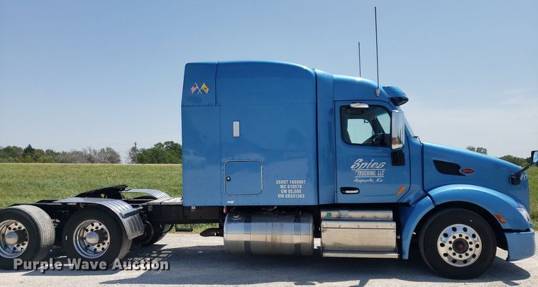 image for item DO2971 2016 Peterbilt 579  semi truck