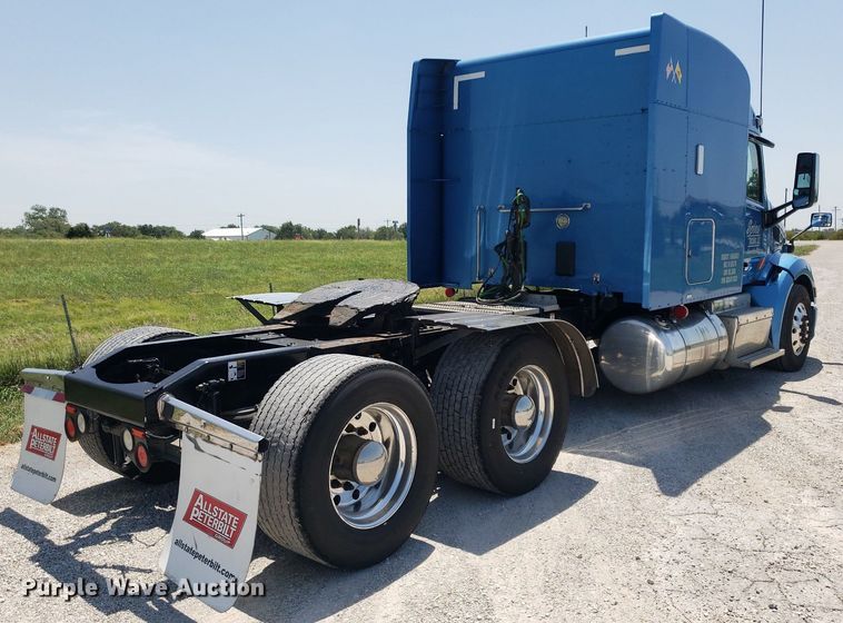 image for item DO2971 2016 Peterbilt 579  semi truck