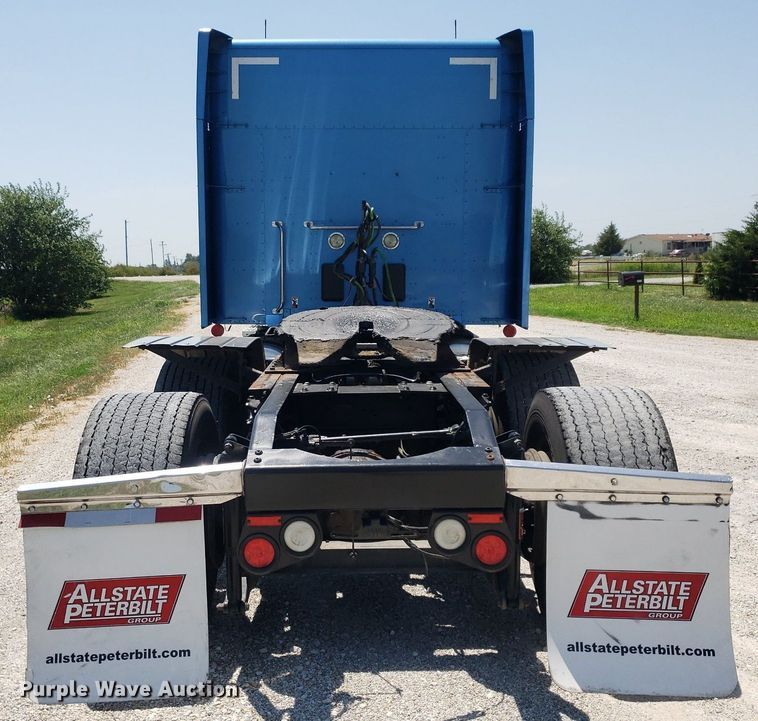 image for item DO2971 2016 Peterbilt 579  semi truck