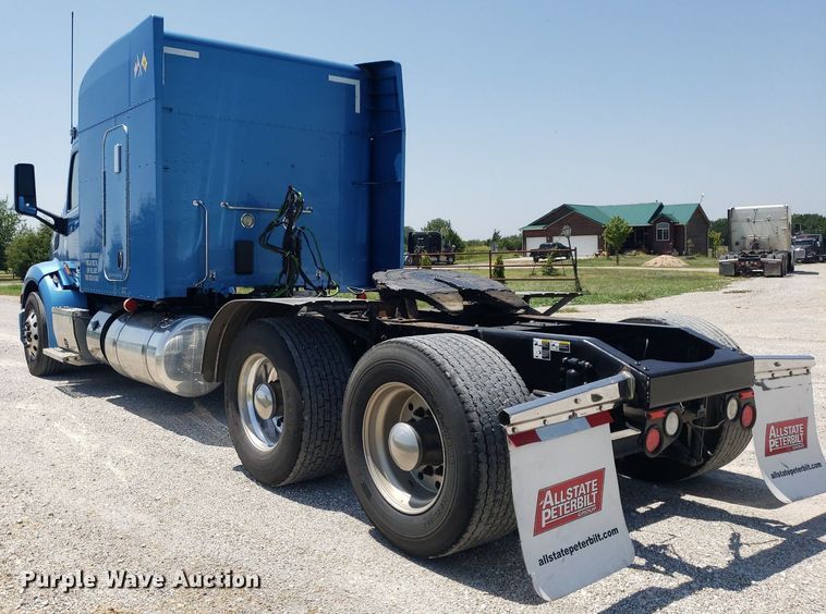 image for item DO2971 2016 Peterbilt 579  semi truck