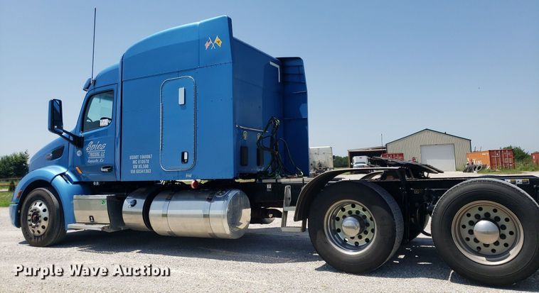 image for item DO2971 2016 Peterbilt 579  semi truck