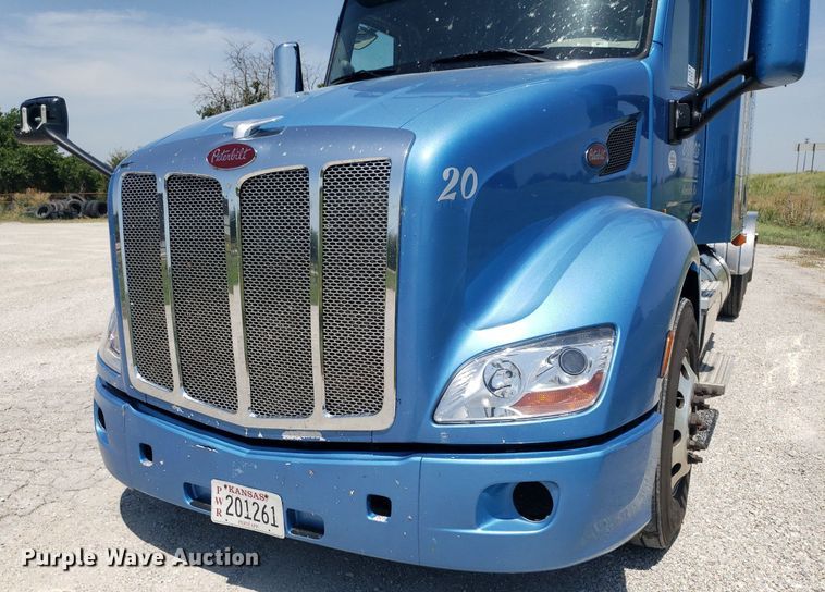 image for item DO2971 2016 Peterbilt 579  semi truck