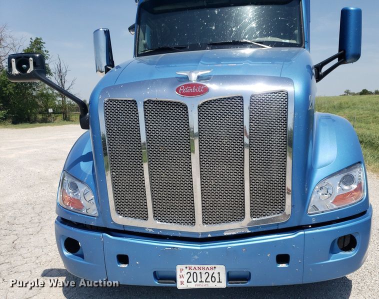 image for item DO2971 2016 Peterbilt 579  semi truck