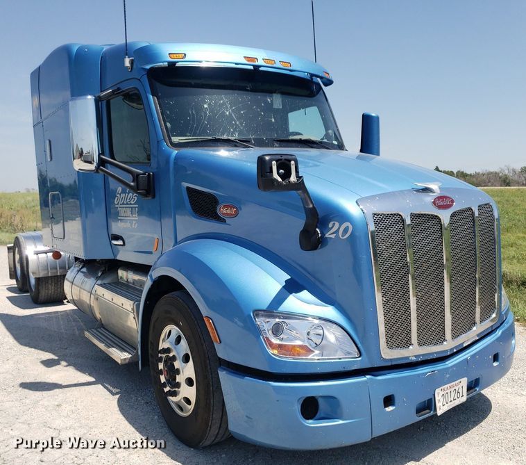 image for item DO2971 2016 Peterbilt 579  semi truck