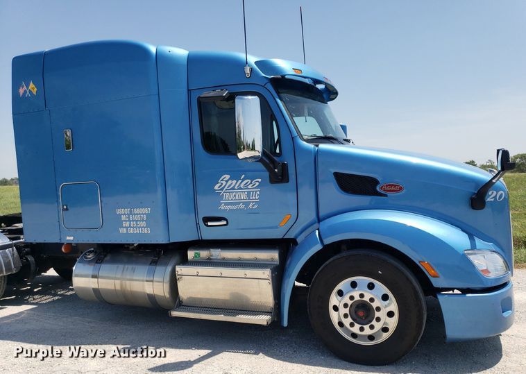 image for item DO2971 2016 Peterbilt 579  semi truck