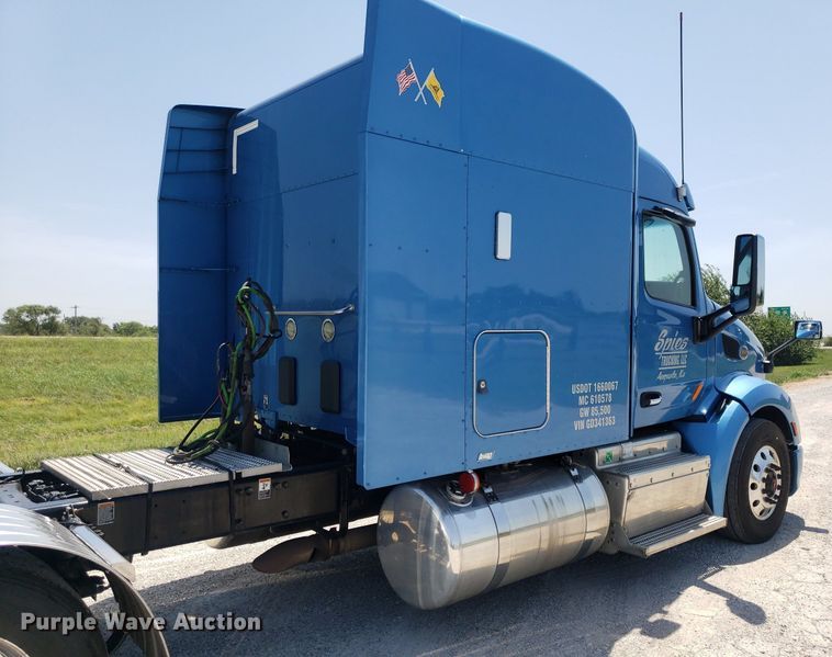 image for item DO2971 2016 Peterbilt 579  semi truck