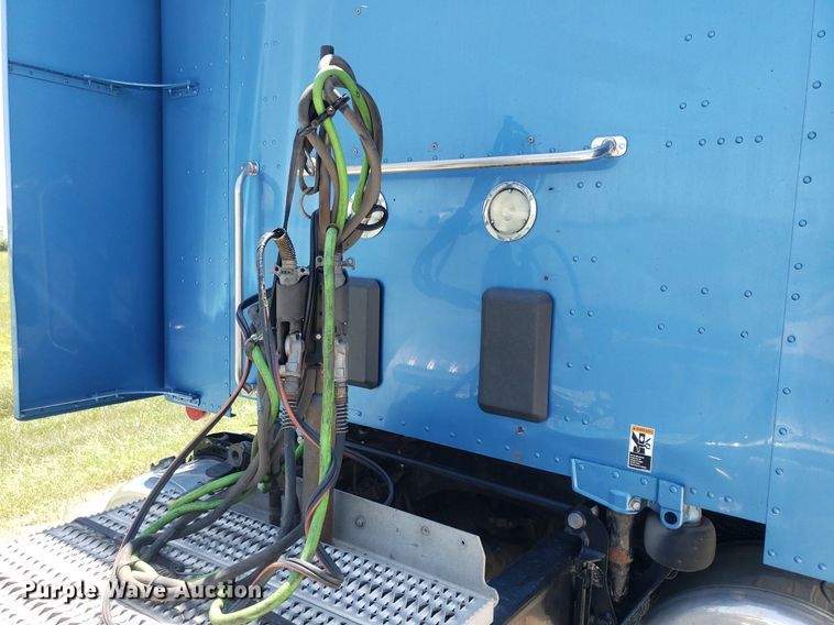 image for item DO2971 2016 Peterbilt 579  semi truck