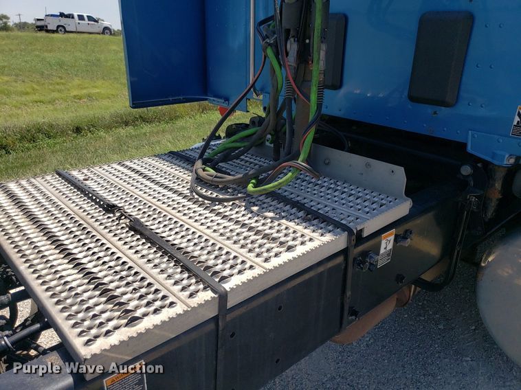 image for item DO2971 2016 Peterbilt 579  semi truck