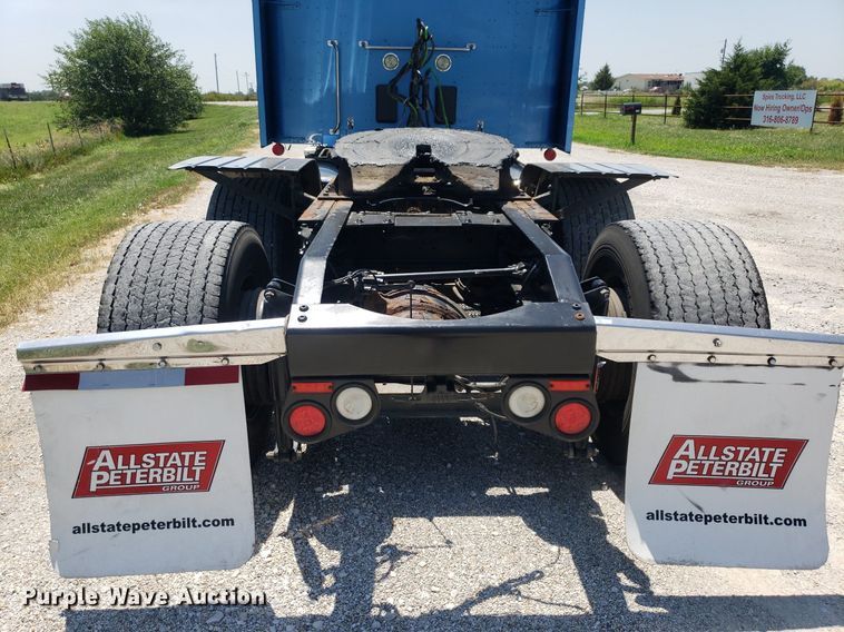 image for item DO2971 2016 Peterbilt 579  semi truck