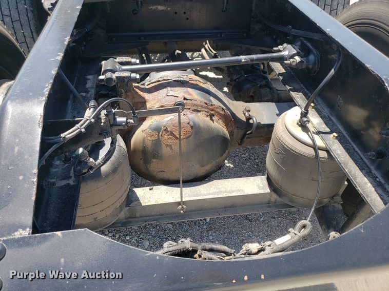 image for item DO2971 2016 Peterbilt 579  semi truck