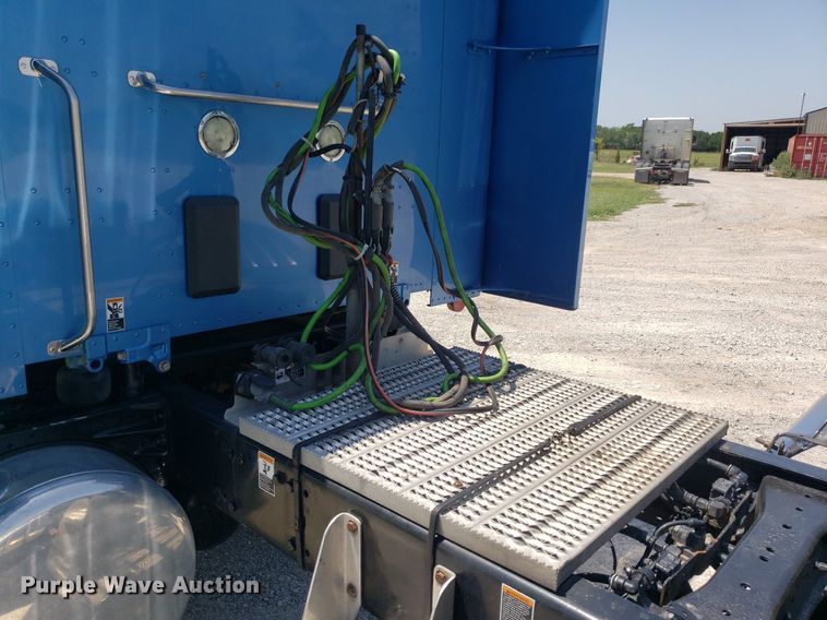 image for item DO2971 2016 Peterbilt 579  semi truck