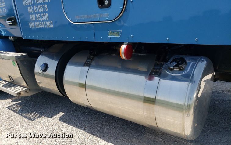 image for item DO2971 2016 Peterbilt 579  semi truck