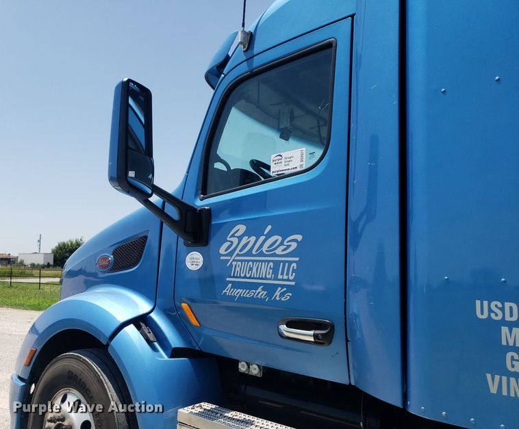 image for item DO2971 2016 Peterbilt 579  semi truck