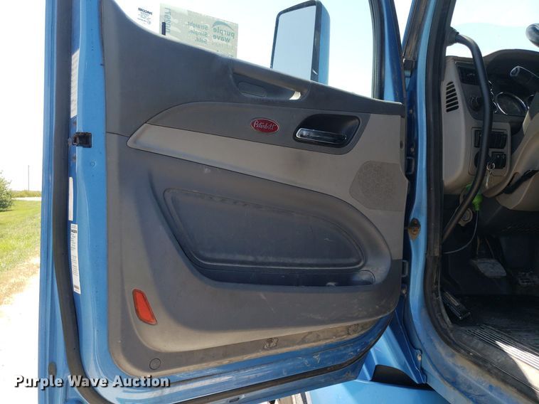 image for item DO2971 2016 Peterbilt 579  semi truck