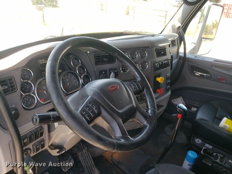 image for item DO2971 2016 Peterbilt 579  semi truck