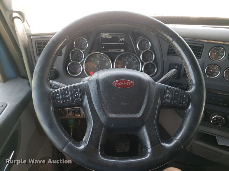 image for item DO2971 2016 Peterbilt 579  semi truck