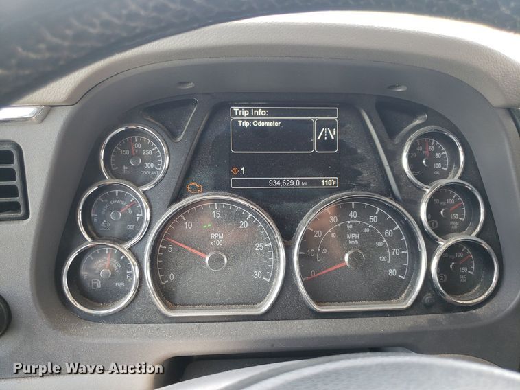 image for item DO2971 2016 Peterbilt 579  semi truck