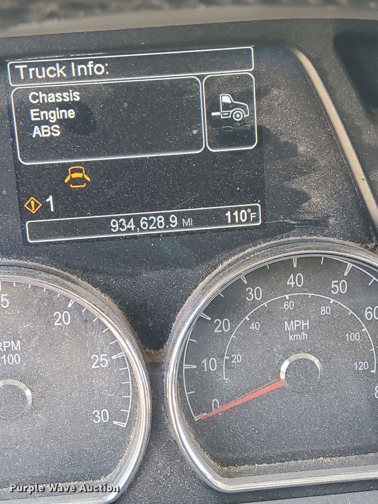 image for item DO2971 2016 Peterbilt 579  semi truck