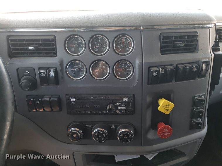 image for item DO2971 2016 Peterbilt 579  semi truck